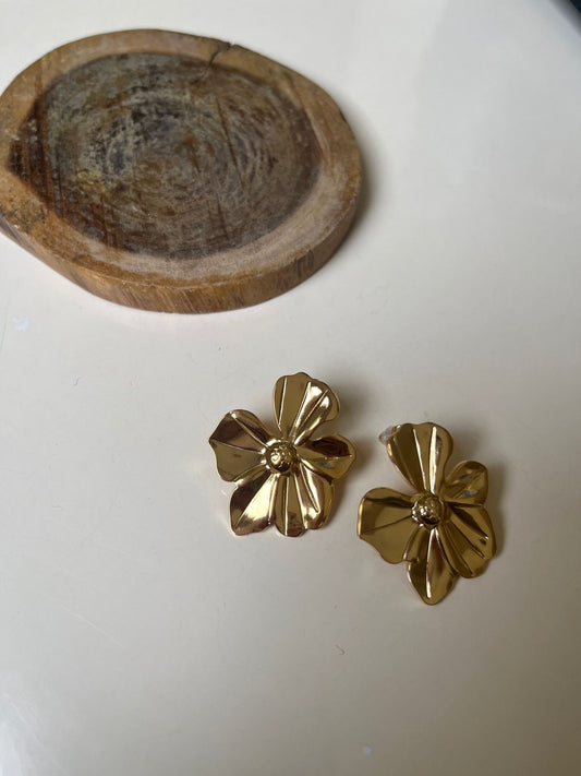 Claudia flower studs